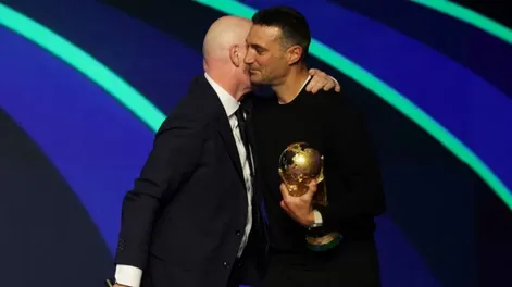 Infantino le pidió perdón a Scaloni por haberle hecho poner guantes en la ceremonia para trasladar la Copa