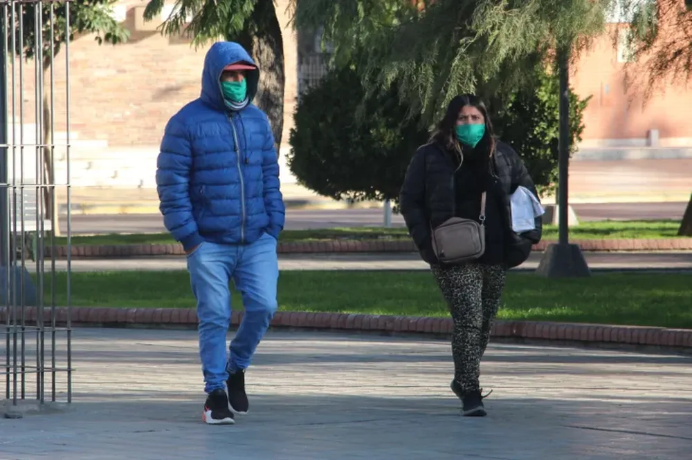 Jueves frío y parcialmente nublado