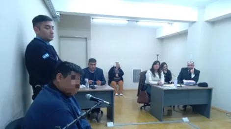 El acusado (izquierda) cumplió 31 años el lunes pasado. Hoy recibió 8 años de cárcel por abusar de dos sobrinitos.