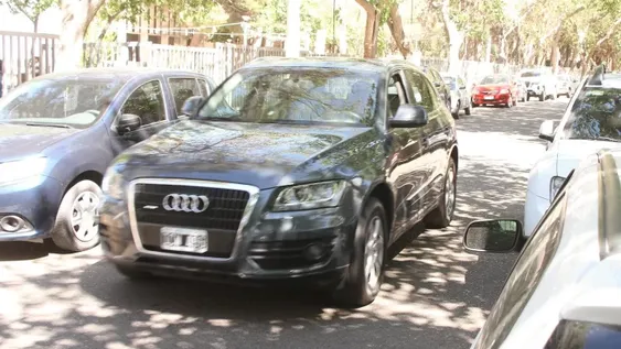 Quejas por caos vehicular en calle de doble mano, angosta y muy transitada