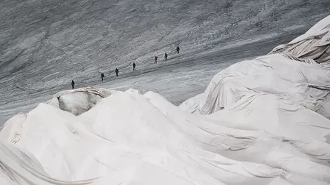 Cubrieron un glaciar con una sábana gigante