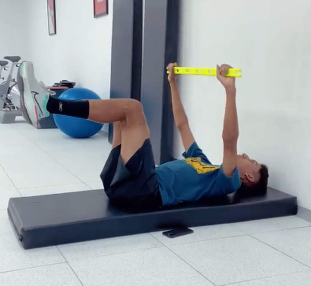 A menos de un mes de su accidente, Egan Bernal volvió a entrenar
