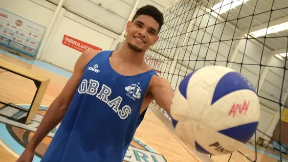 Obras fichó un opuesto, tiene listo el plantel y ya le apunta a la Liga