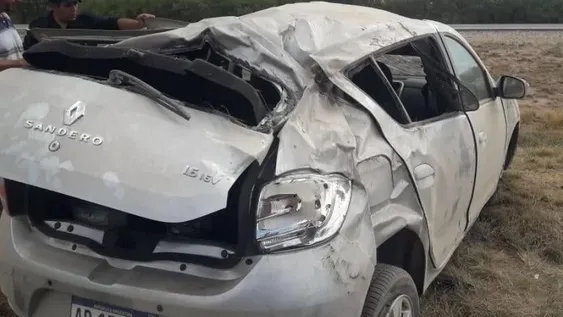 Una familia sanjuanina que viajaba a Mar del Plata sufrió un violento vuelco en San Luis