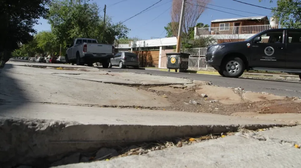 CAÍDAS. Los vecinos de Calle Laprida dijeron que las roturas de la vereda ya ocasionaron tropezones y caídas.