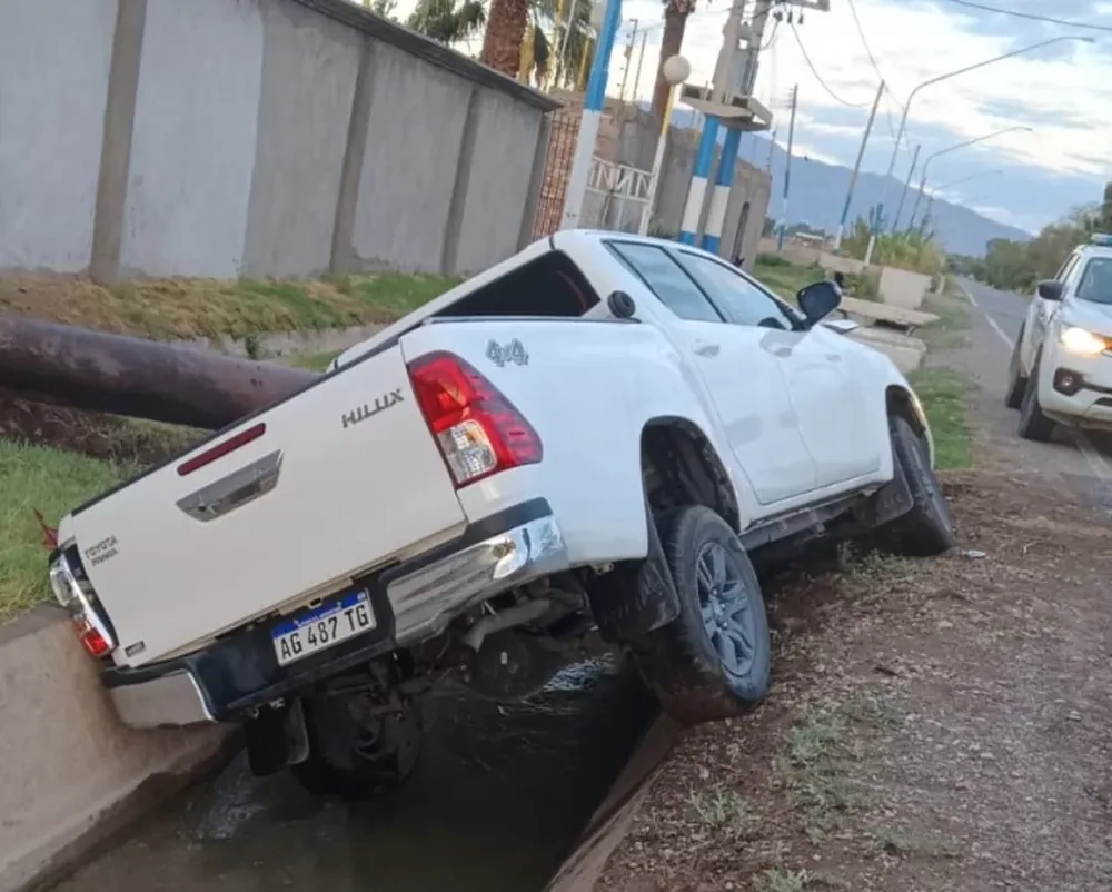 Se quedó dormido y terminó con la camioneta en una acequia