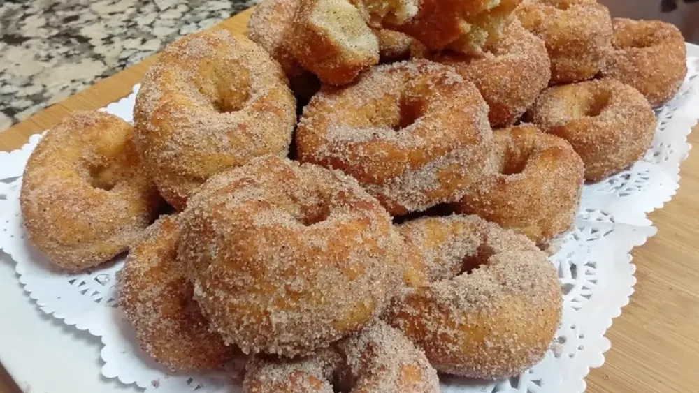 Las rosquitas azucaradas dulces.