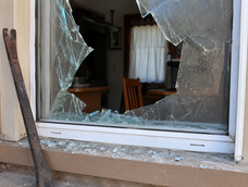 La mujer destruyó las ventanas de la casa de su hermana, en Chimbas. IMAGEN GENERADA CON IA. La mujer destruyó las ventanas de la casa de su hermana, en Chimbas. IMAGEN GENERADA CON IA.