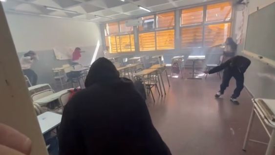 catamarca: alumnos armaron una guerra de bengalas dentro del aula