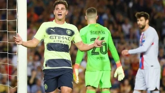 Julián Álvarez le hizo un gol al Barcelona