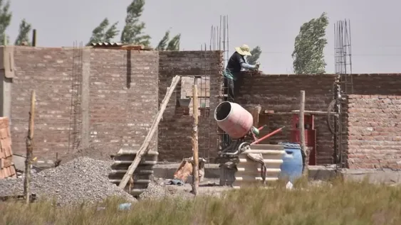 EN LOS LOTES VENDIDOS muchos ya construyeron su casa o quinchos con piletas para el fin de semana. Los perjuicios son multimillonarios.