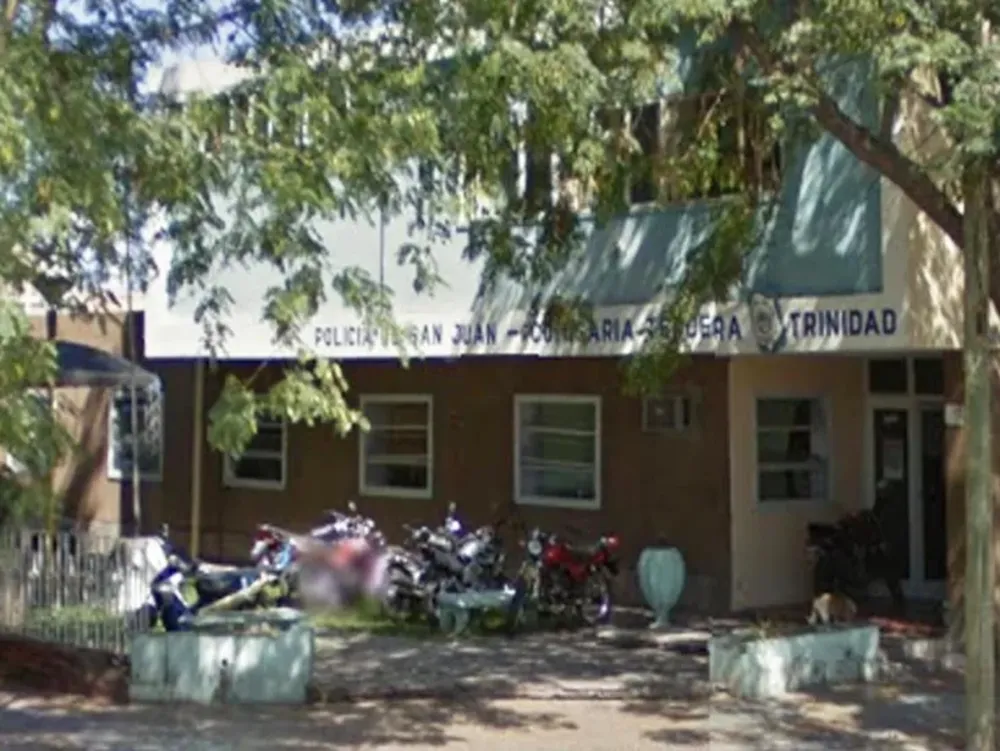 Una ciclista fue embestida por un auto y terminó con cortes, golpes y una fractura