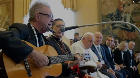 León Gieco cantó “Solo le pido a Dios” en el Vaticano e hizo emocionar al papa Francisco