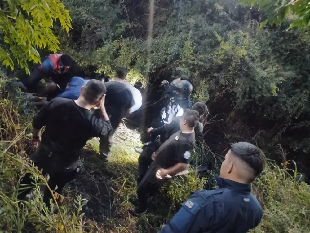 Momento en el que era rescatado el conductor.