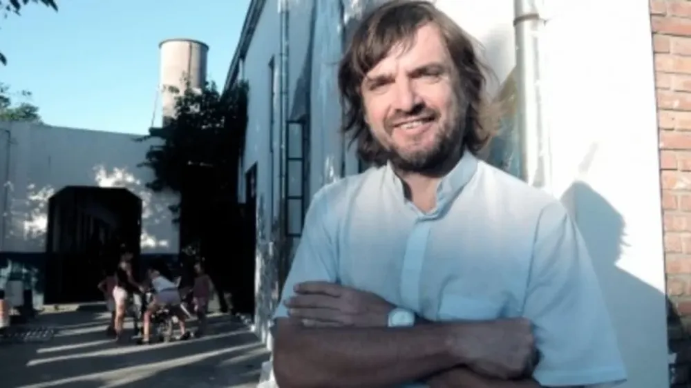 El cura villero Di Paola dijo que Milei debe ofrecer “una retractación pública” por su agravio al Papa