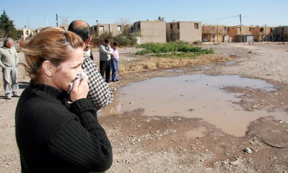 El barrio que convive con aguas servidas desde hace tres años