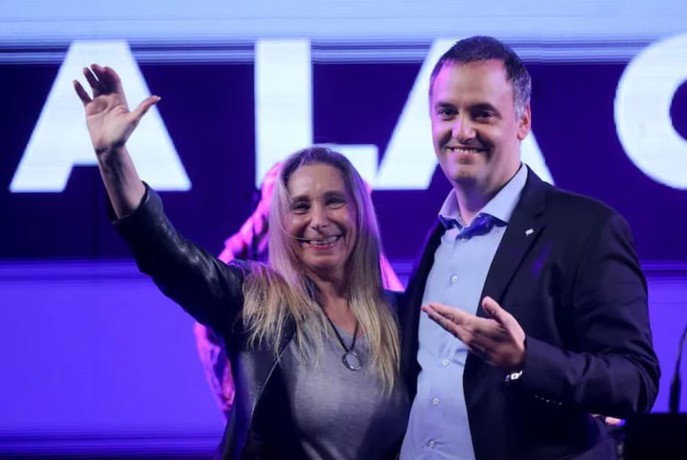 Karina Milei publicó una foto con Manuel Adorni como respaldo en el medio de la polémica.