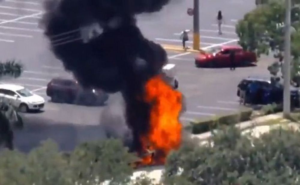 El momento en el que una avioneta se estrella en una calle de Hollywood