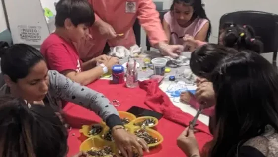 Las voluntarias de CUVHONI se encargan de contener y entretener a los chicos internados en los dos hospitales centrales.