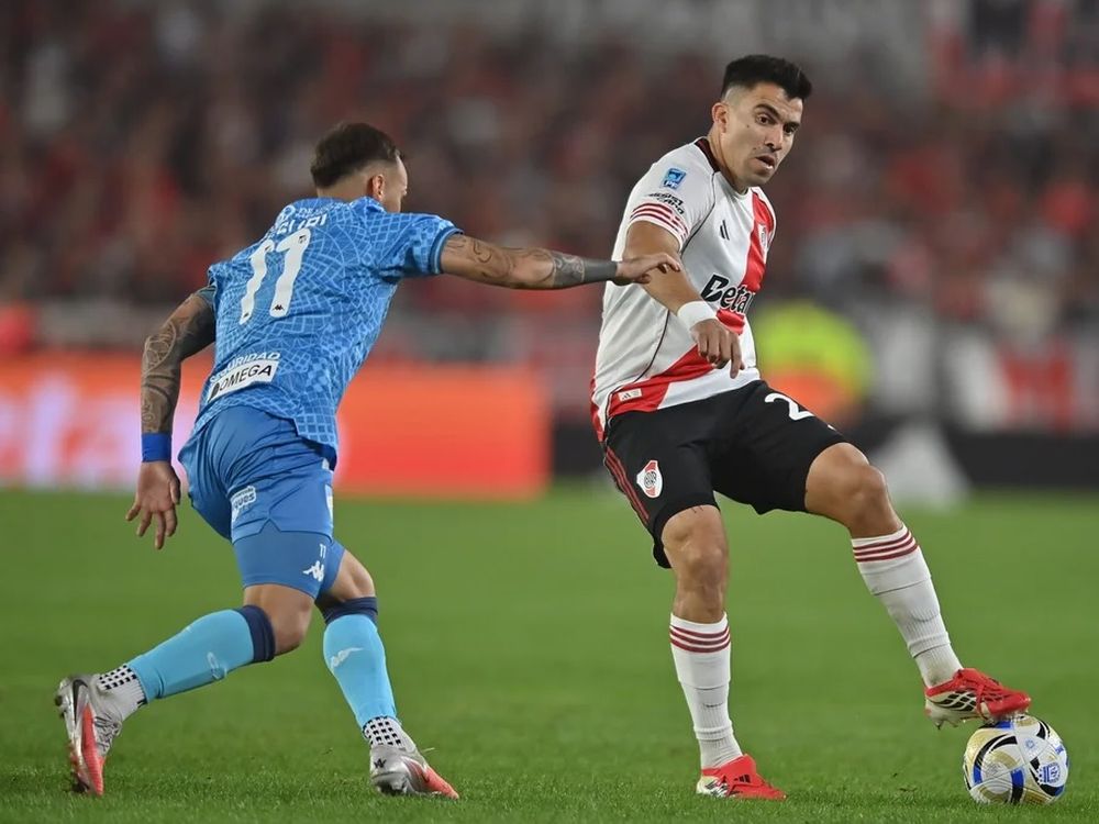 Salida. Acuña intenta desbordar ante la marca de Tesuri. River Plate no pudo con Atlético Tucumán y dejó preocupada a su gente.