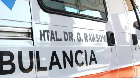 Una mujer fue hospitalizada después de ser embestida por un auto cuando circulaba en bicicleta