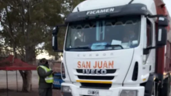 Detienen a camionero y acompañante oculta en el control de San Carlos
