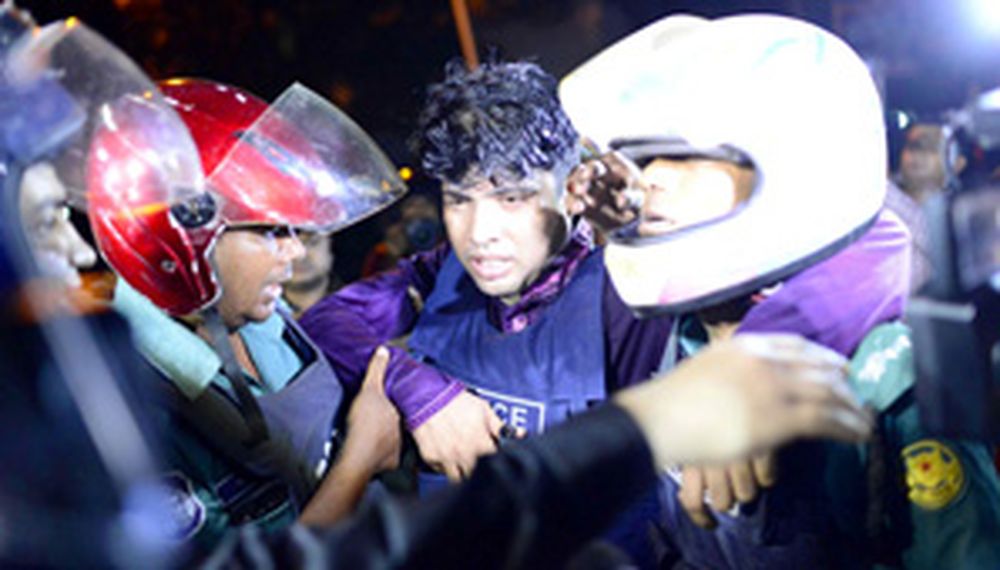 Al menos cuatro muertos y 26 heridos en un ataque a un restaurante en la capital de Bangladesh