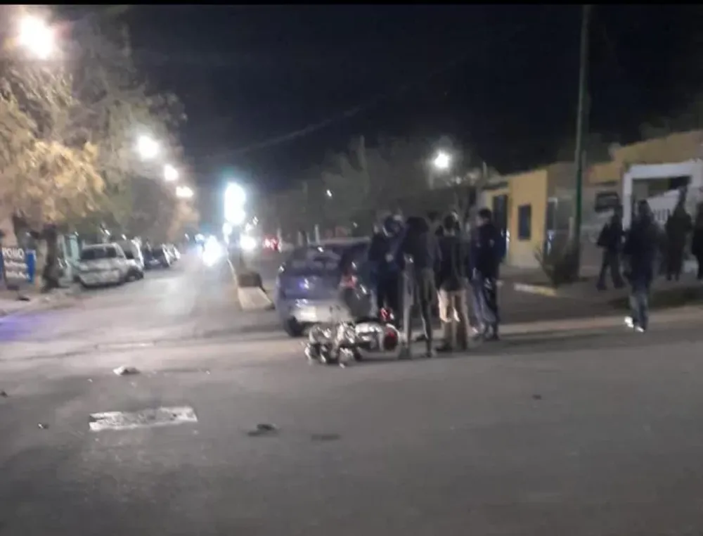 Dos chicos de 16 y 17 años iban en moto y chocaron: uno sufrió importantes lesiones