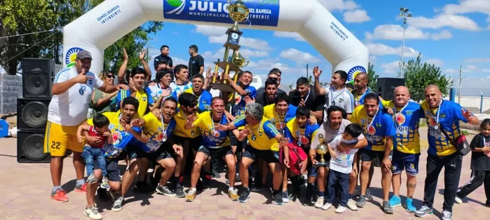 Campeones. Con sus amigos de Villa Ibañez, el Luto Molina se dio el gusto de ganar dos veces la Senior.