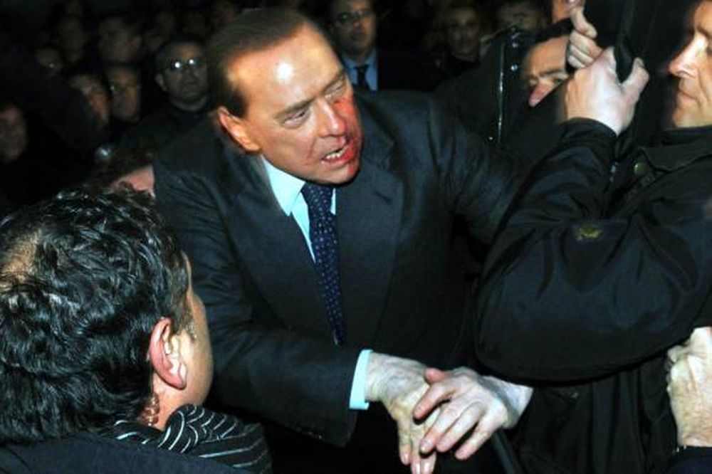 Un trompis a Berlusconi