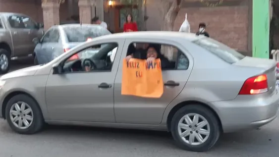 Una larga caravana de autos, la ‘fiesta sorpresa’ que le hicieron a un cumpleañero de 18