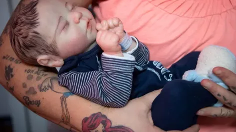 Demandó a su empleador por denegarle la licencia de maternidad para cuidar a su muñeca “reborn”