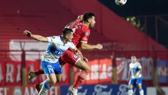 Argentinos se quedó muy rápido con 10 jugadores y dejó su invicto ante la “U” Católica