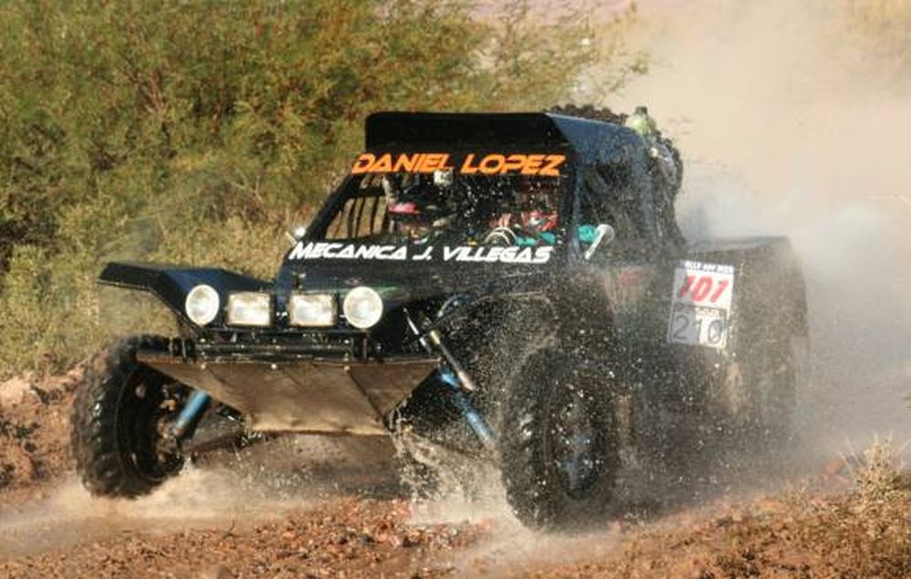 Quiroga lidera en una  carrera muy cerrada