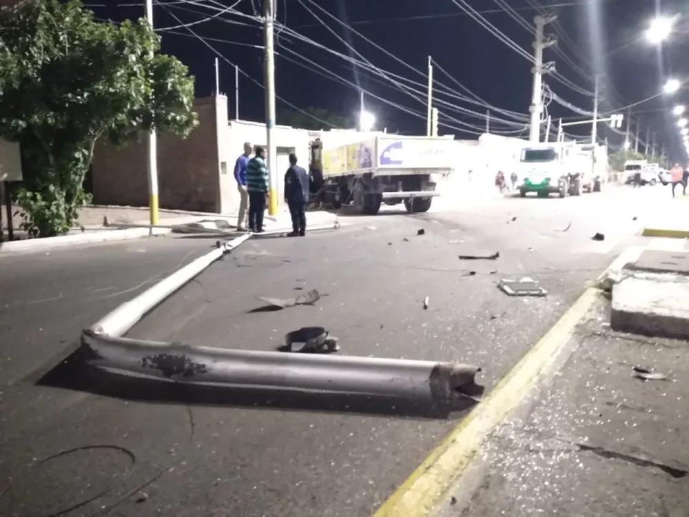 Se le reventó una rueda a un camión recolector de basura, se cruzó de carril y terminó estrellado contra una casa
