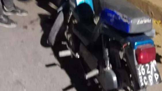 Salió a un kiosco con un amigo, chocó y se mató