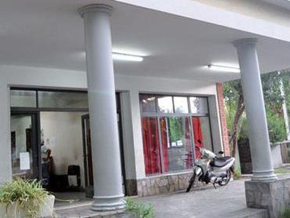 Armados ingresaron a una casa e hirieron a un adolescente: huyeron con dinero y celulares