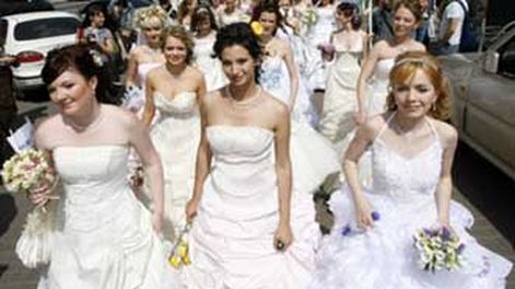 “Novias” marchan contra violencia doméstica