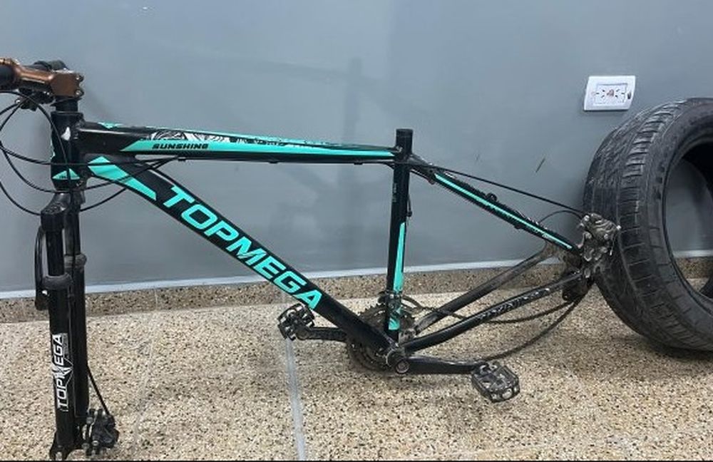 Detuvieron a dos sujetos que caminaban con un cuadro de bicicleta y dos cubiertas robadas