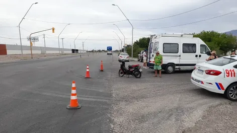 Dos en moto chocaron con una combi y debieron ser hospitalizados