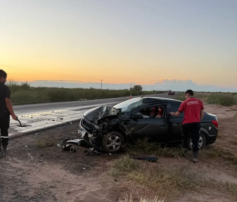 Un auto se estrelló con un camión atravesado en Ruta 20: debieron hospitalizar a dos personas