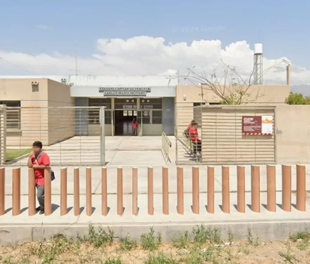 Una docente de la Escuela Fragata José María Moyano fue víctima de un hurto a manos de un guardia de seguridad de ese establecimiento.