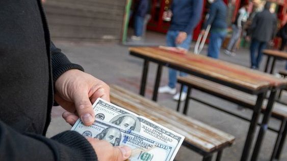 El dólar blue se disparó a 205 pesos