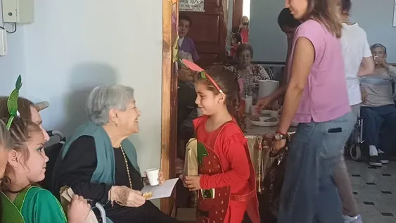 Los alumnos de la Escuela Juan Mantovani visitaron el Geriátrico Jardines de Querencia para compartir buenos hábitos.
