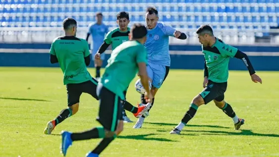 CERCADO. Lucas Zelarayán, el cerebro del Pirata, trata de escaparle al cerco defensivo de San Martín.