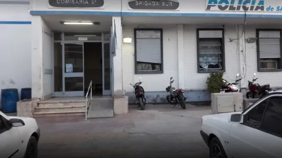 Encontraron a una mujer muerta dentro de su casa y la policía investiga qué le sucedió