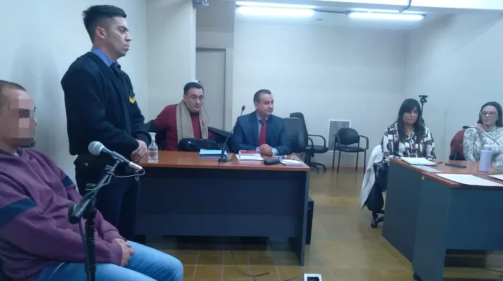 EL ACUSADO  (izquierda) está detenido porque le atribuyen un delito que es equiparable a una violación.