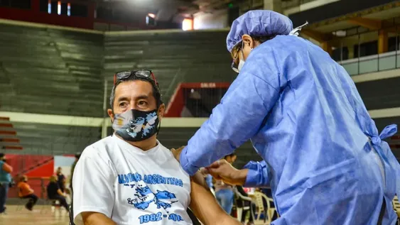 Uñac confirmó que hay negociaciones adelantadas para comprar 1,6 millones de dosis contra el Covid