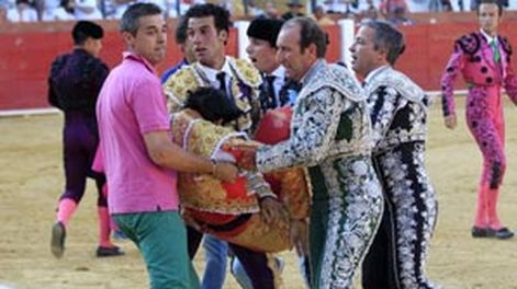Torero recibió una cornada en el pecho y murió