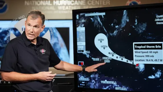 amie Rhome, subdirector del Centro Nacional de Huracanes, da una actualización sobre la tormenta tropical Erin en la sede del organismo en Miami. (AP)